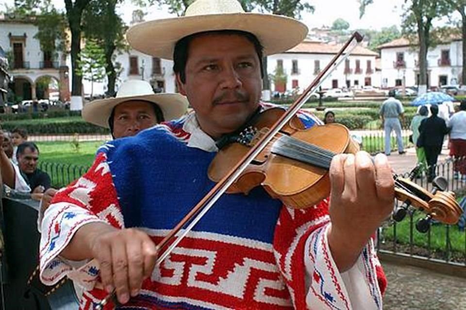 PIREKUA: Canto tradicional de las comunidades purépechas de Michoacán. La diversidad de sus estilos resulta de la mezcla de influencias africanas, europeas y amerindias. Ingresó a la lista en 2010.