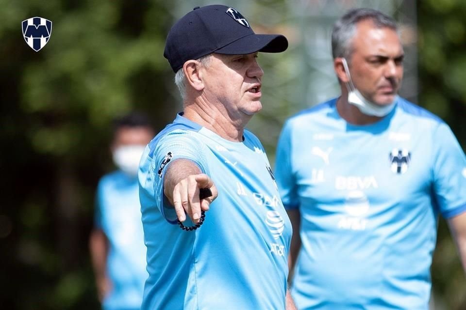 Javier Aguirre confía en que podrá cubrir las ausencias en el arranque del torneo.