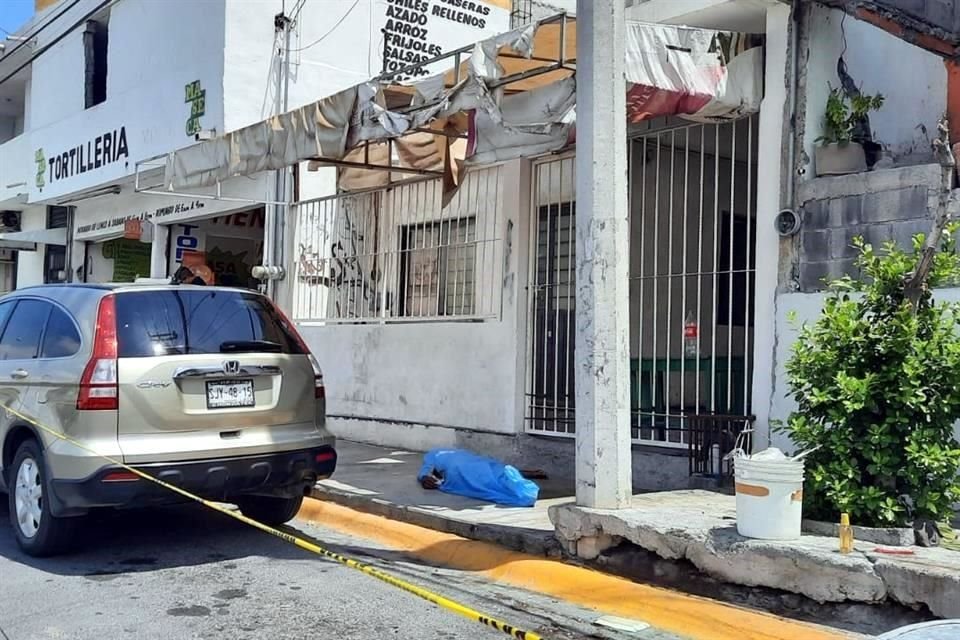 Al ver tirado al hombre, vecinos de la zona llamaron a los teléfonos de emergencia, solicitando una ambulancia hasta el cruce de las calles Coatlicue y Azteca, en la mencionada colonia.