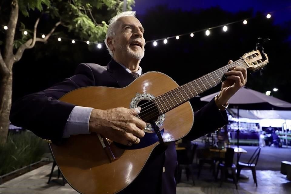 Demostrando que el bolero es un patrimonio vivo, el intérprete Luis Fernando deleitaba la noche de este martes con sus canciones a los transeúntes en la calle Dr. Mora, en la Alameda Central.