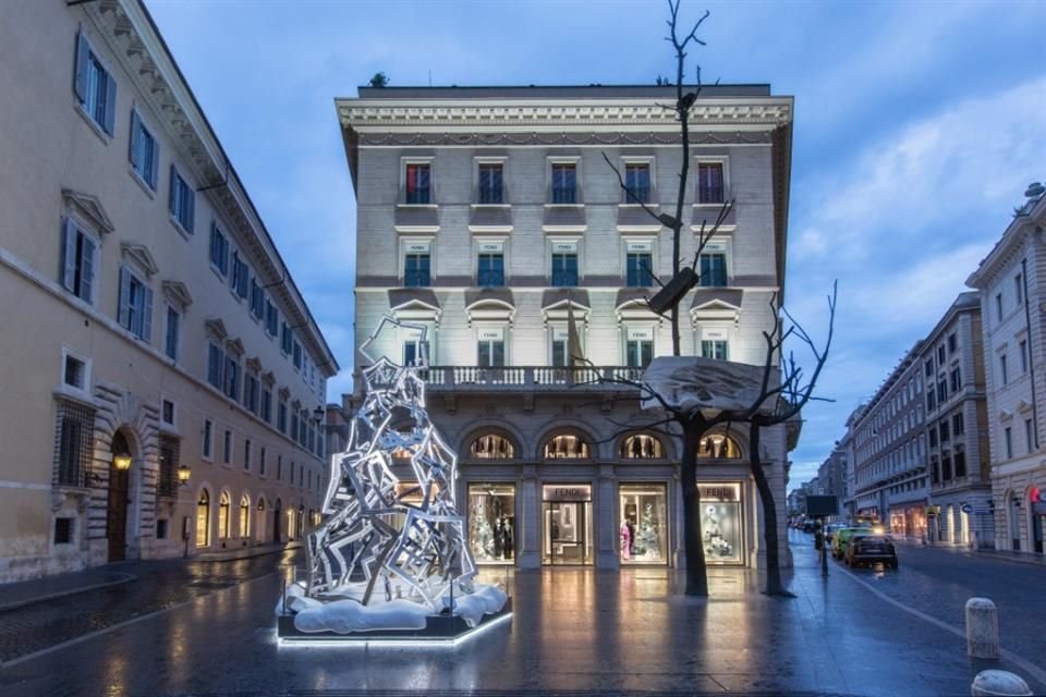 FENDI se ha puesto ad hoc con la Navidad y ha robado las miradas en su Palazzo de Roma con las estrellas brillantes que dan la bienvenida.