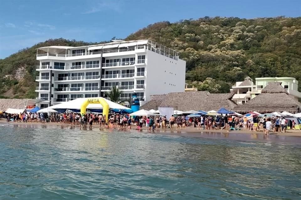 Con un llamado a la calma, el Gobernador Enrique Alfaro aseguró que playas cerradas tras ataque de tiburón reabrirán el próximo sábado.