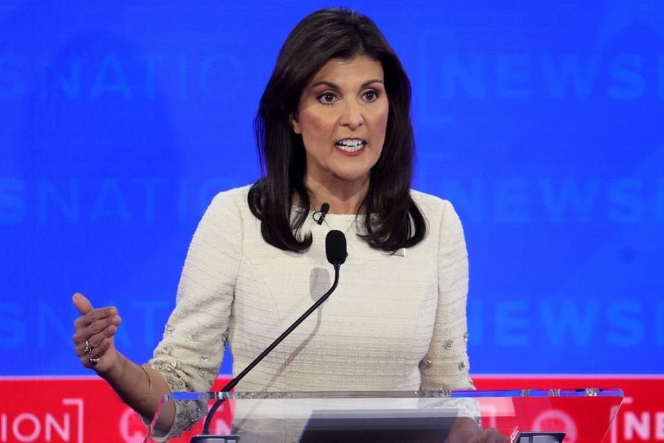 La ex Embajadora de EU Nikki Haley durante el cuarto debate republicano en Alabama.