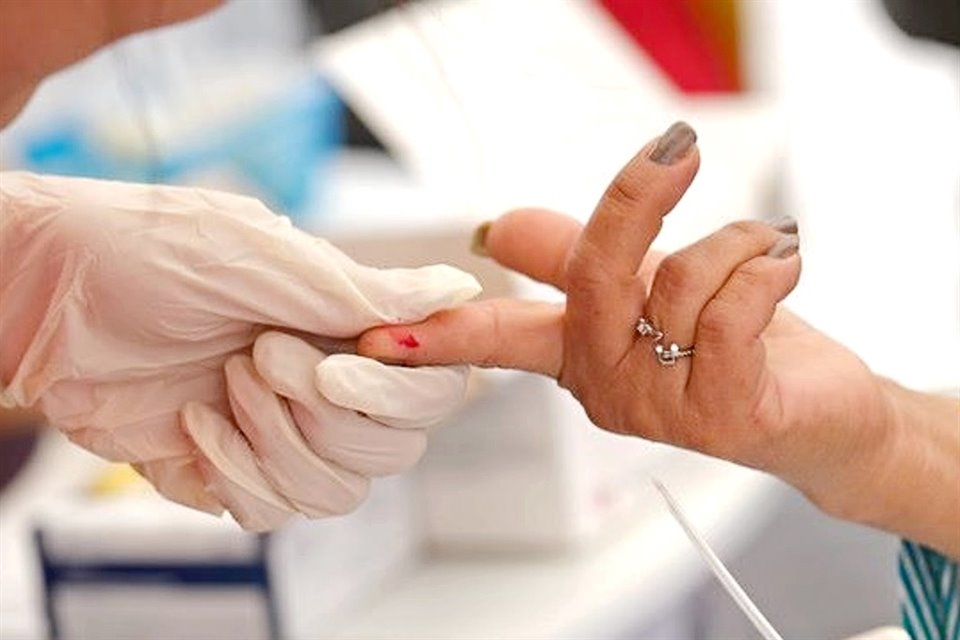 El Sistema de Salud enfrenta un nuevo reto: tratar las enfermedades crónico-degenerativas en pacientes con VIH.