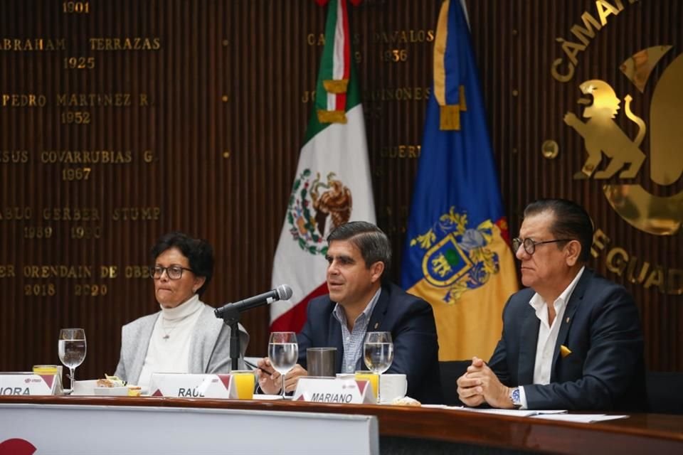 Nora Ampudia, Raúl Uranga y Mariano Ceja, en la presentación del Balance General Económico y Expectativas para 2024.