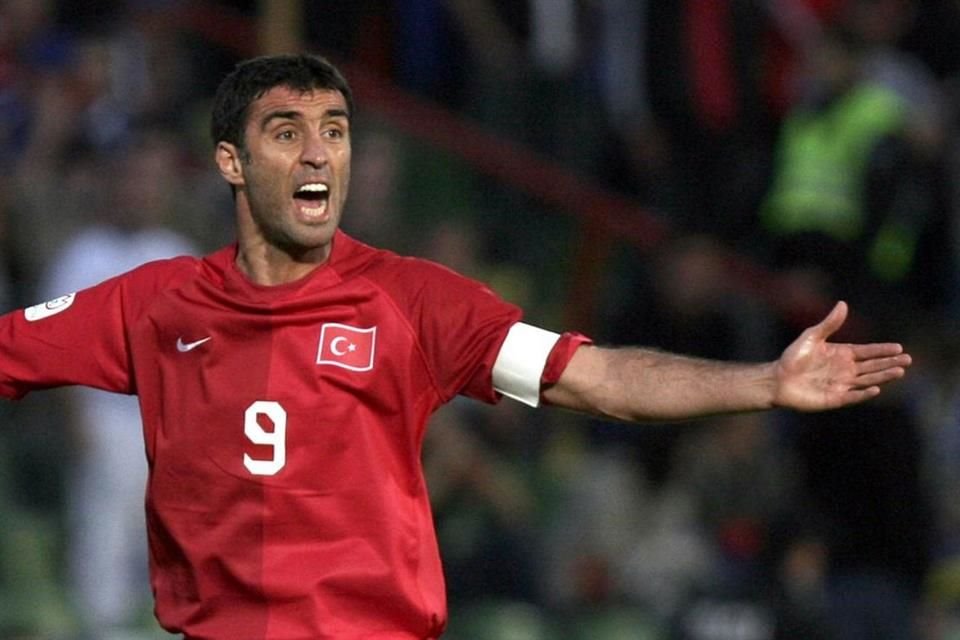 Hakan Sukur era considerado el mejor futbolista en la historia de Turquía.