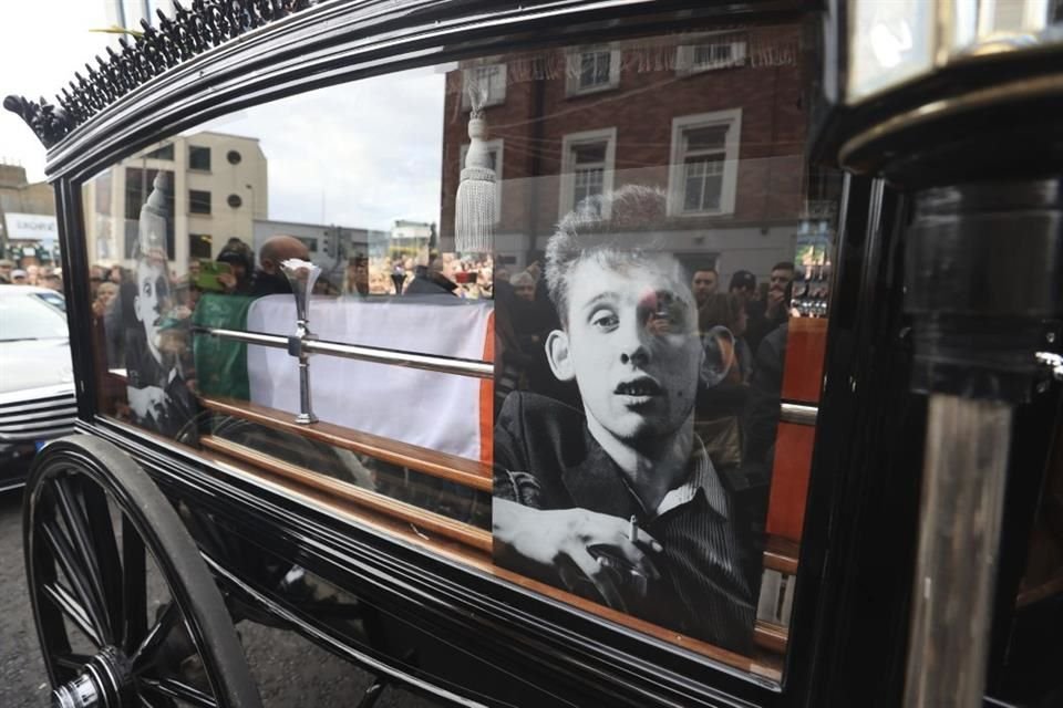 El fallecido vocalista de The Pogues, Shane MacGowan, fue homenajeado con un emotivo y musical funeral en Irlanda.