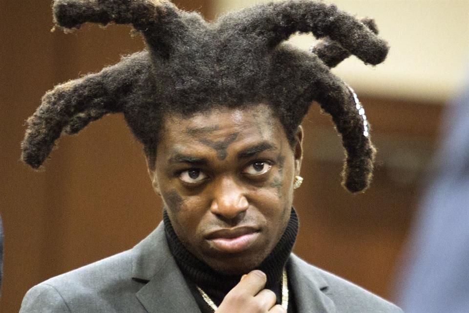 El rapero Kodak Black fue arrestado en Florida por cargos que incluyen posesión de cocaína y manipulación de pruebas.