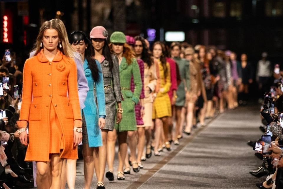 La firma Chanel presentó su nueva colección Métiers D'Art 2023/24 en un desfile en la ciudad de Manchester.