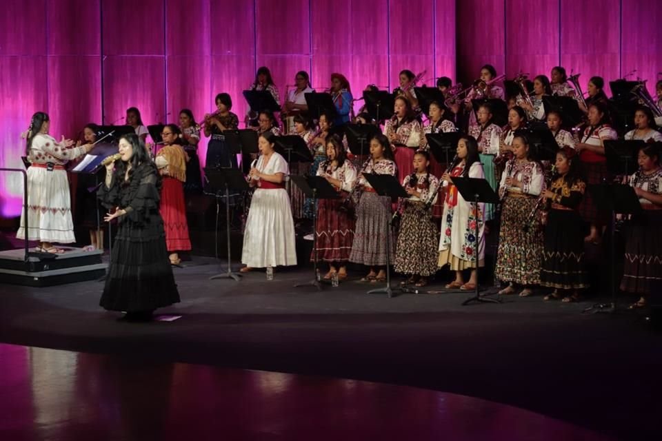 Mon Laferte estuvo acompañada del conjunto Mujeres del Viento Florido.