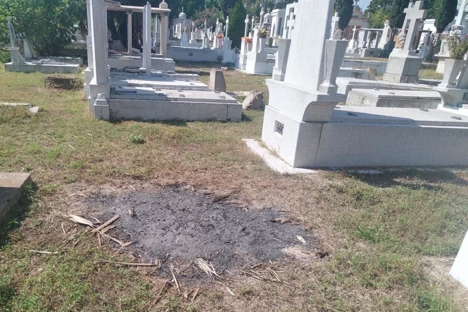 En el recorrido también se detectaron fogatas recientemente apagadas y algunos objetos quemados.