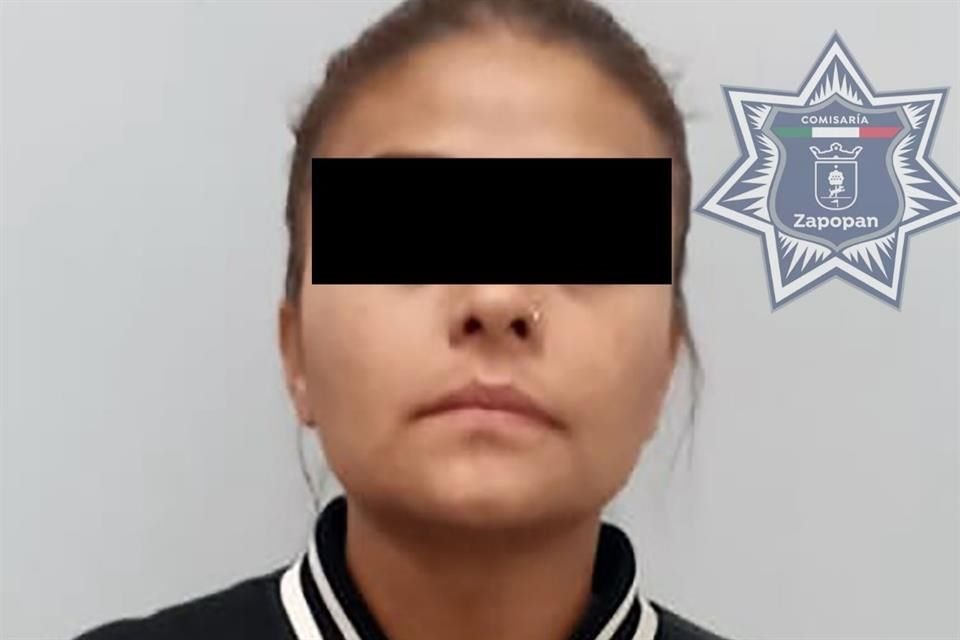 La mujer llevaba casi 20 mil pesos en mercancía de una tienda departamental ubicada en una plaza comercial de Jardines del Sol.