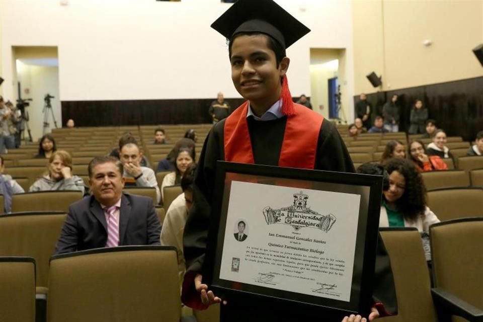 Ian Emmanuel González Santos hizo historia en el CUCEI de la UdeG, pues a sus 13 años ya es Químico Farmacéutico Biólogo y tiene una maestría internacional.