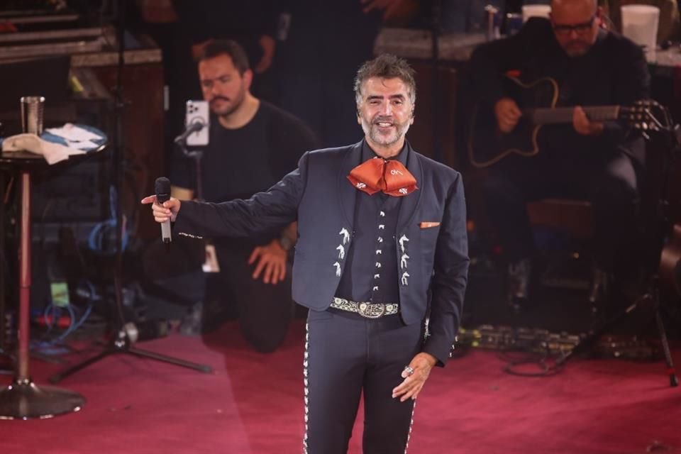 Alejandro Fernández tiene la intención de llevar a su gira música nueva.