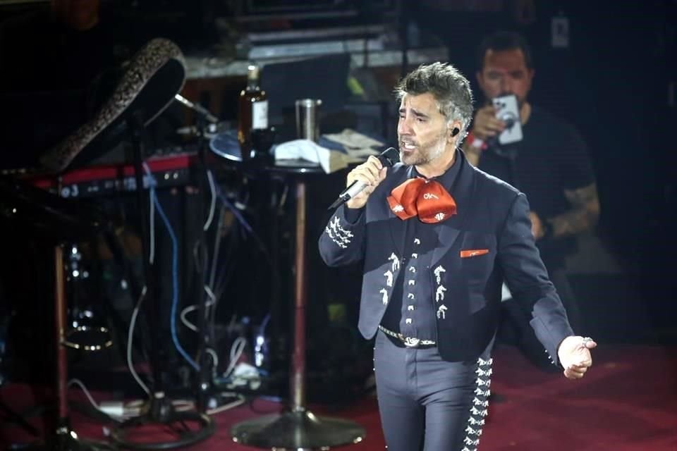 Alejandro Fernández está inspirado por su padre, Vicente.