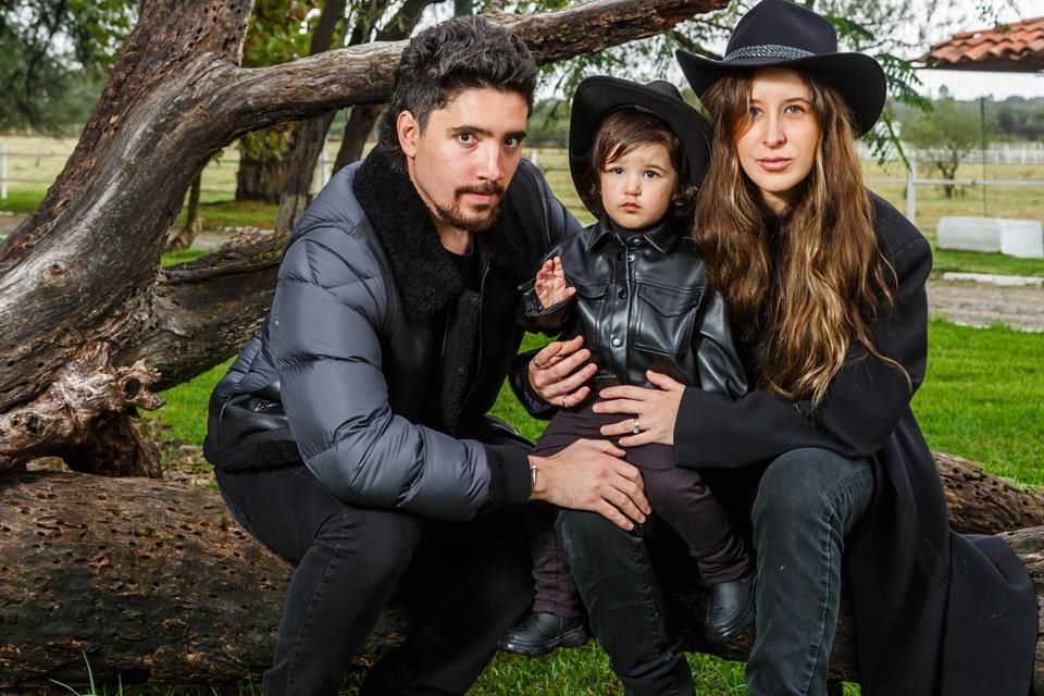 Alex y su esposa Alexia Hernández, quienes procrearon a Mía, esperan la llegada de su segunda hija, Nirvana.