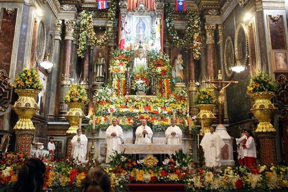 El Cardenal Francisco Robles ofició la Misa de las Rosas.