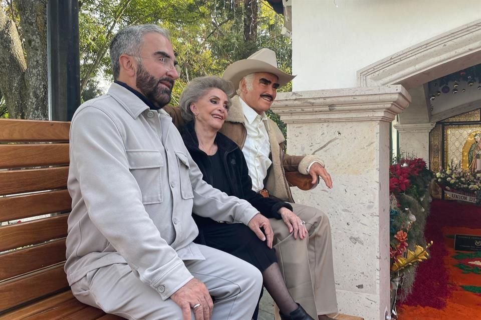 Vicente Fernández Jr. y 'Cuquita' Abarca posaron junto a la escultura.