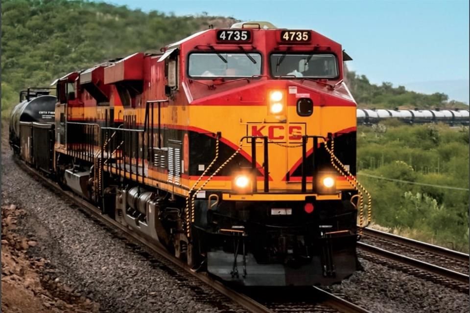 AMLO dijo que Kansas City Southern, que se unió a Pacific, propuso un tren de pasajeros México-Querétaro, que podría ir hasta Nuevo Laredo.