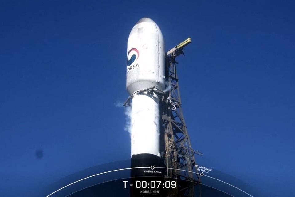 Un cohete SpaceX Falcon 9 minutos antes del lanzamiento de la Misión Corea 425 en la Base de la Fuerza Aérea Vandenberg en California el 1 de diciembre de 2023.