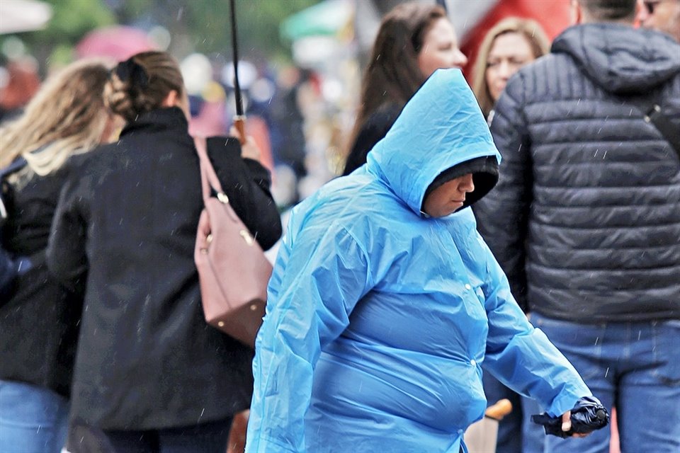 Seguirán lluvias aisladas y el frío en la Ciudad. 