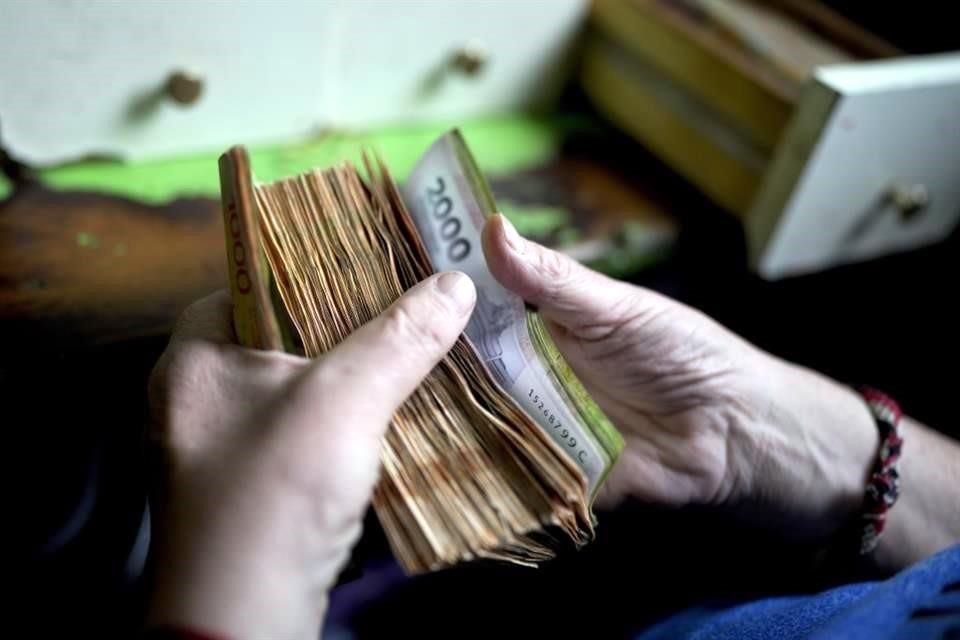 En los últimos cinco años, la moneda argentina ha perdido alrededor del 90 por ciento de su valor frente al dólar estadounidense.