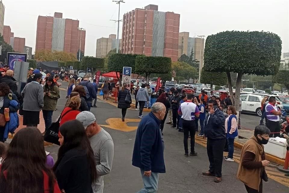 Personas que acudieron a realizar compras en Walmart Plateros fueron desalojados.