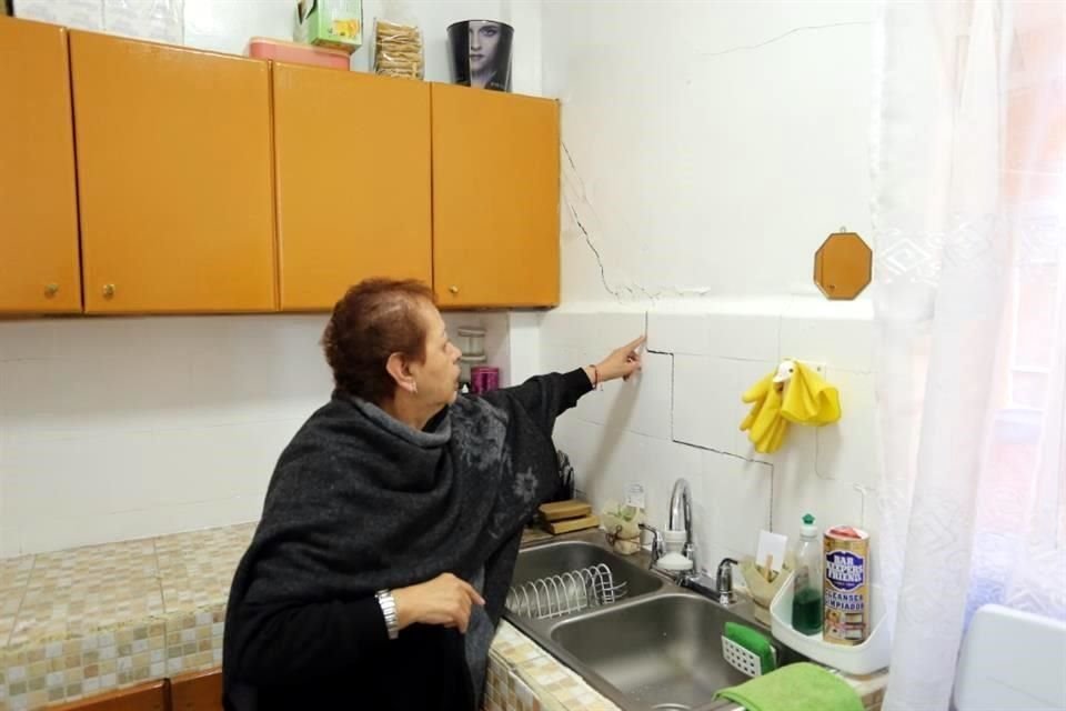 También en Los Echave, pero en el número 34, inmuebles acumulan daños con cada microsismo, como la vivienda de Josefina.