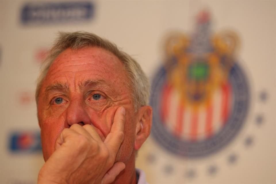 El 2 de diciembre de 2012, cuando se jugaba la Final entre Toluca y Xolos, Chivas anunció que Johan Cruyff quedaba fuera como asesor del Club Guadalajara.
