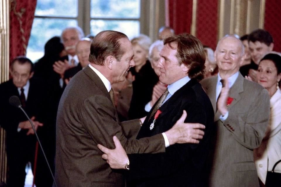 El actor francés Gérard Depardieu recibió la Legión de Honor por el entonces presidente francés Jacques Chirac en el Palacio del Eliseo en París el 2 de mayo de 1996.