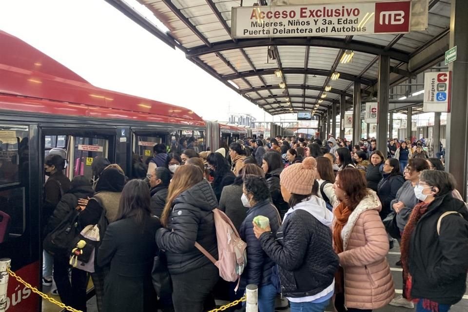 Usuarios de la Línea 1 del Metrobús tienen que dejar pasar hasta cinco unidades para poder abordar uno.