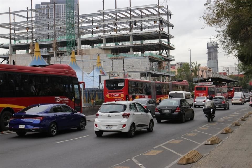 En algunas estaciones, las unidades hacen fila de hasta ocho vehículos para poder hacer la parada correspondiente.