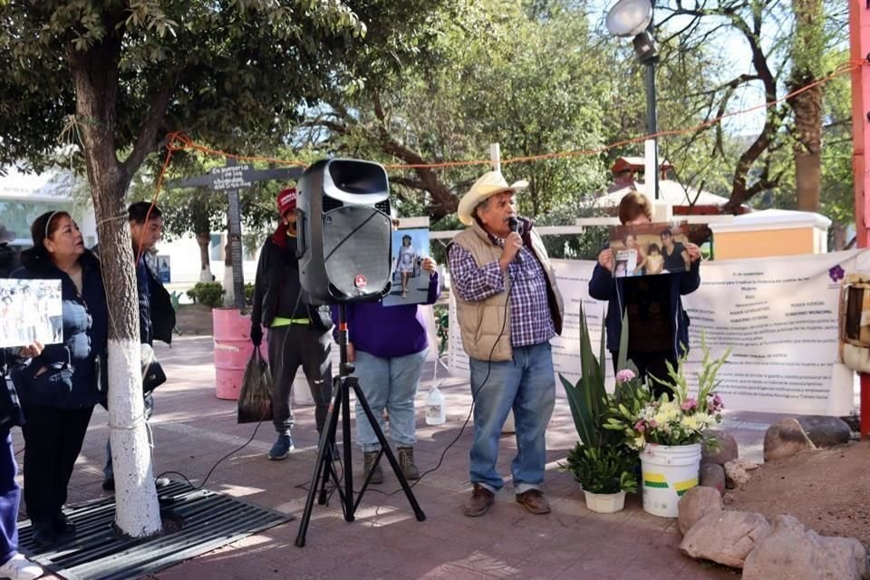 ]En la Cruz de Clavos de Chihuahua, antimonumento erigido para recordar el dolor y la injusticia de cientos de feminicidios en la entidad, los presentes levantaron retratos de Marisela Escobedo.