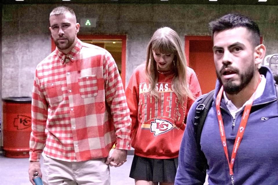 El deportista Travis Kelce ha solicitado la bendición del padre de Taylor Swift para proponer matrimonio a la cantante.