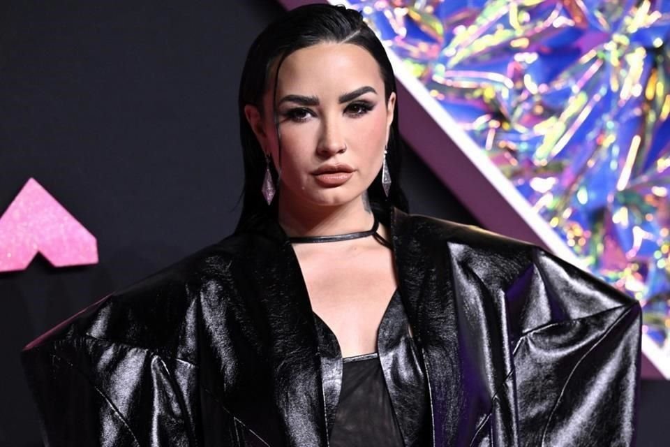 En 2020, Lovato canceló su compromiso con el actor y bailarín Max Ehrich.