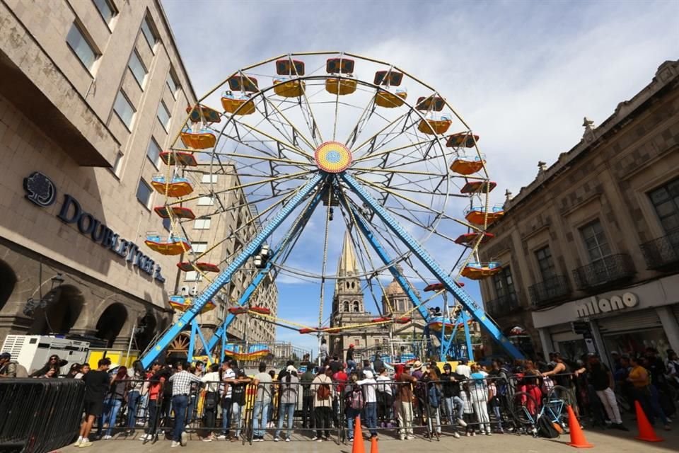 Como parte del Festival Ilusionante, se instaló una Rueda de la Fortuna sobre Paseo Alcalde, casi llegando a Av. Juárez.