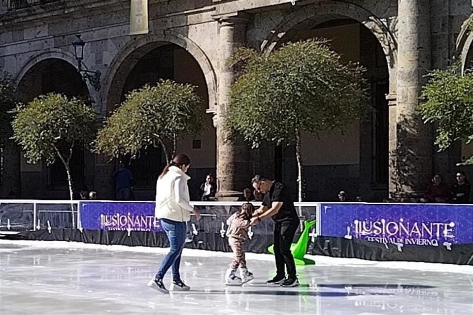 La pista de hielo también fue inaugurada, pero estará abierta al público a partir de las 17:00 horas.