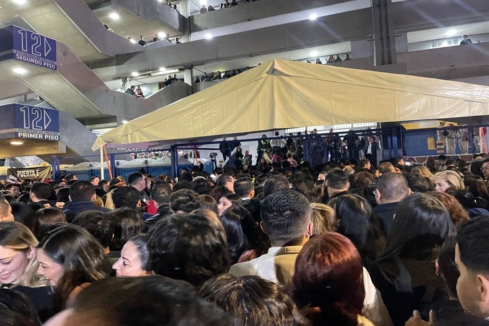 Hasta mil pesos por un lugar de estacionamiento, horas en fila para entrar al Estadio Jalisco y mucho caos previo al show de Luis Miguel.