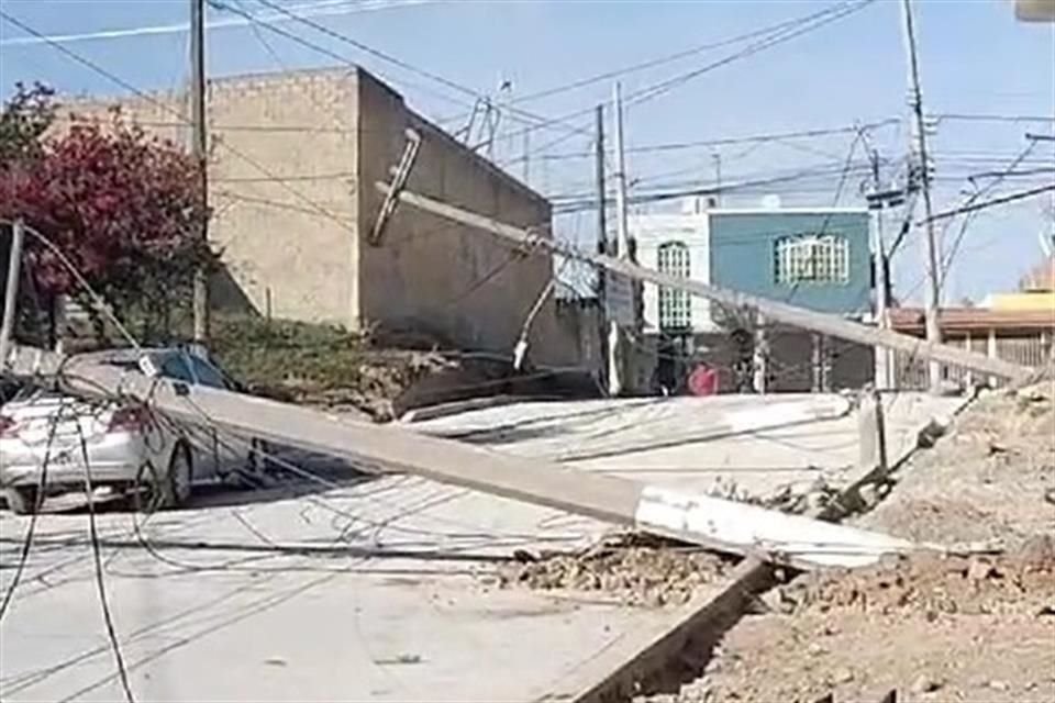 Los postes se habrían caído porque la obra que se realiza en una de las calles de la Colonia Vicente Guerrero, habría aflojado la tierra.