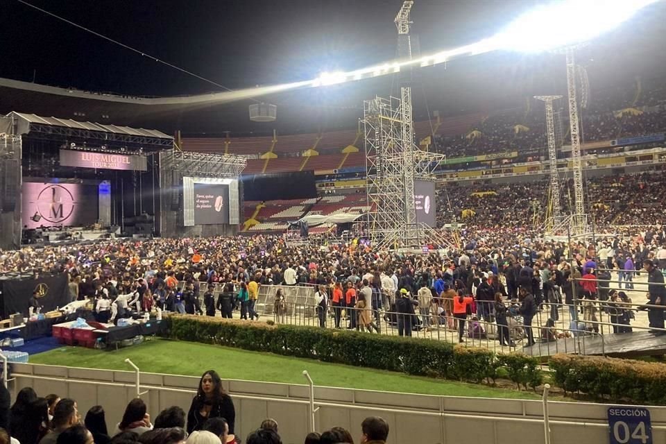 El ingreso de los devotos del 'Sol de México' comenzó a las 17:30 horas, y para las 20:20 horas, el Estadio Jalisco ya lucía prácticamente lleno.