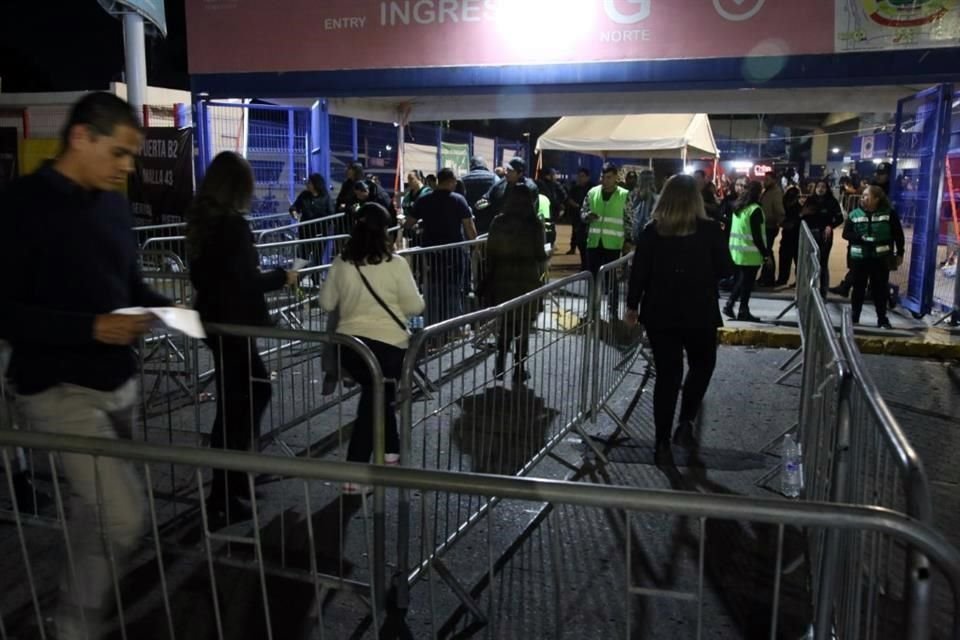 El acceso al Jalisco ha sido menos caótico para el segundo concierto de Luis Miguel.