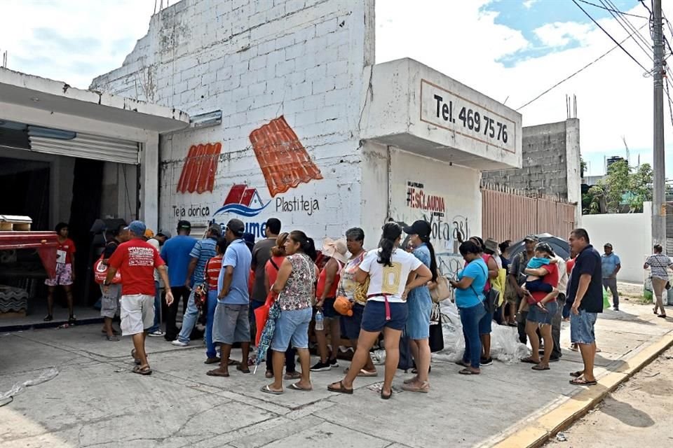 A dos meses del paso de 'Otis', pobladores de Acapulco enfrentan desabasto de materiales de construcción y otros aditamentos para vivienda.