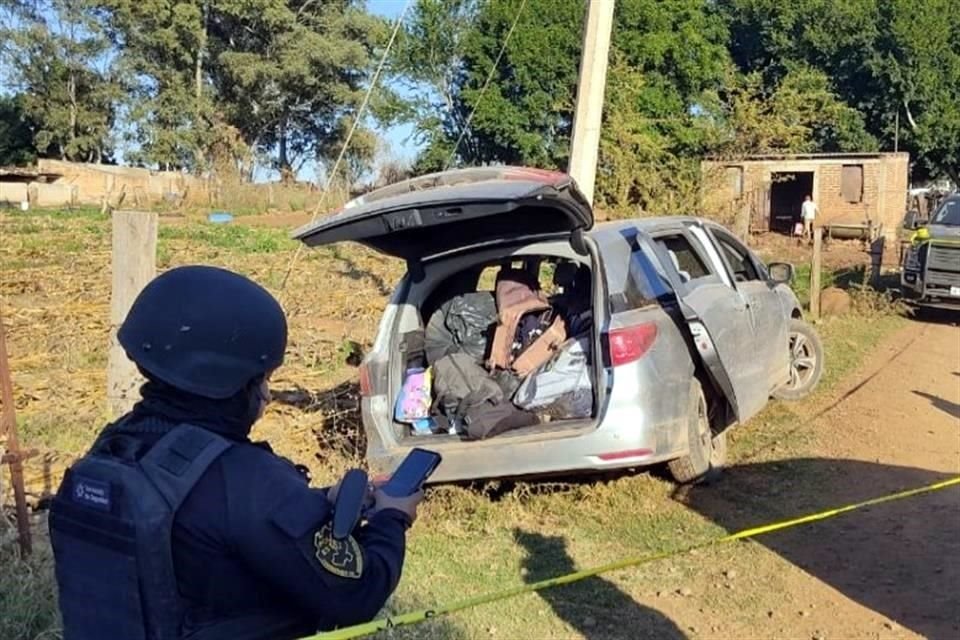 La Guardia Nacional aseguró dos vehículos, droga y equipo táctico.