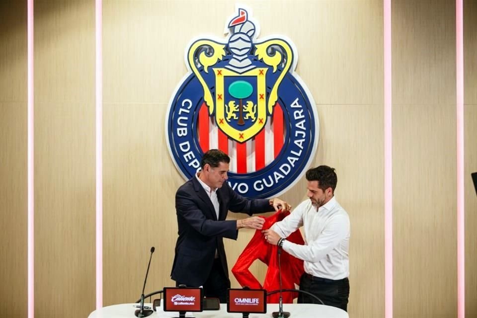 Fernando gago fue presentado oficialmente ayer como técnico de Chivas.