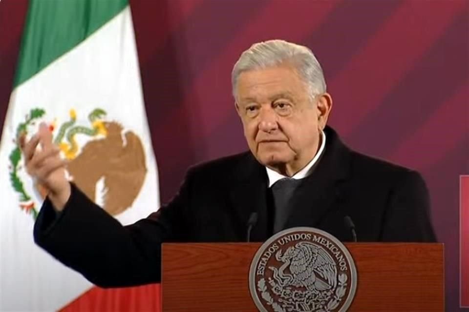 AMLO durante conferencia mañanera en Palacio Nacional.