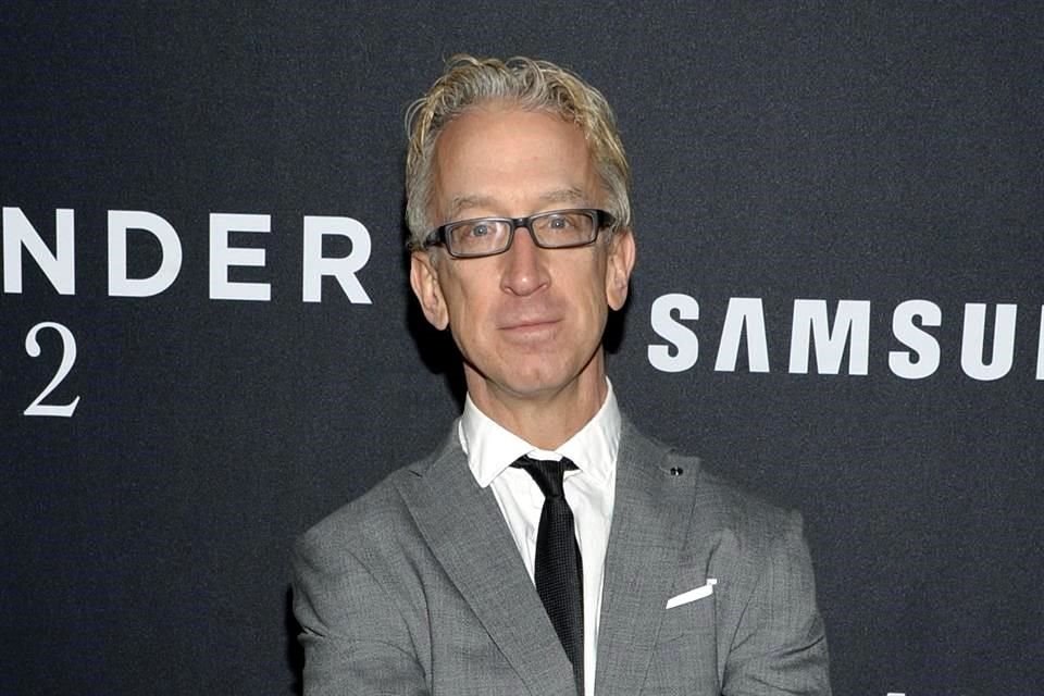 Andy Dick fue arrestado el sábado después de, según informes, atacar a otro hombre con una silla, según muestran los registros de la cárcel.