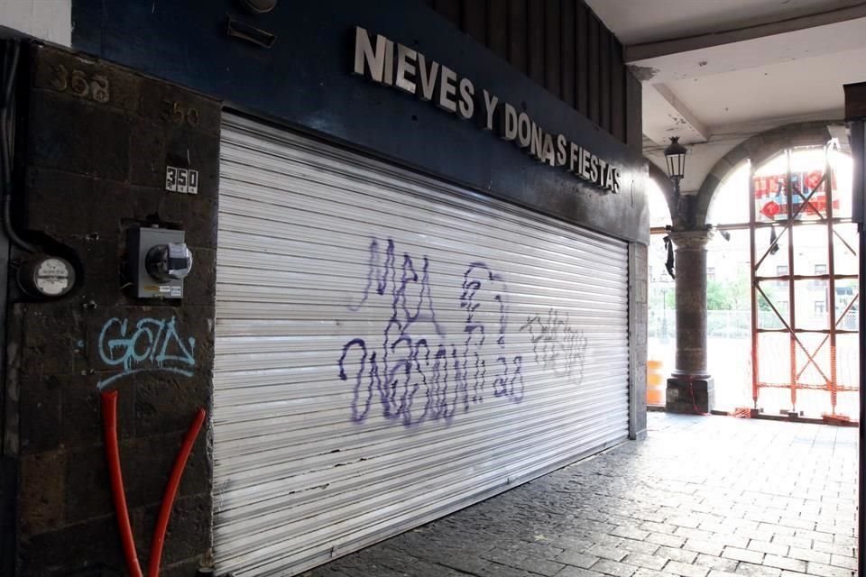 El antiguo local del Centro de GDL donde venden donitas fue desalojado por riesgo de derrumbe, pero ahora venden enfrente de la Catedral.