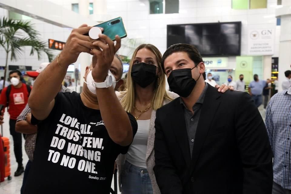 Algunos transeúntes se acercaron a Samuel y su esposa para tomarse la foto del recuerdo.
