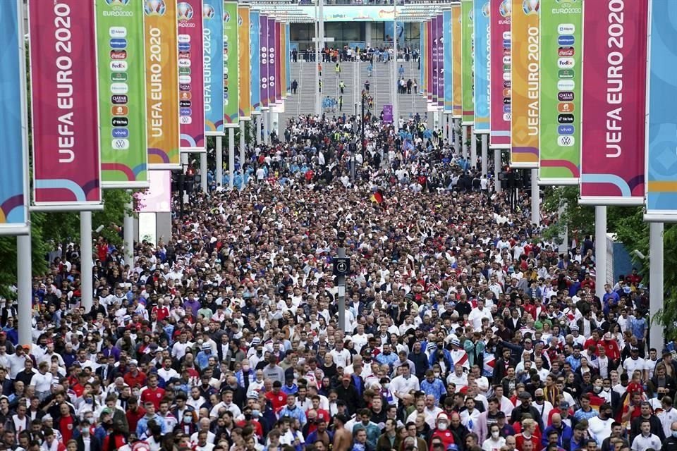 Aficionados salen del estadio de Wembley, Londres, luego del partido entre Inglaterra y Alemania el martes.