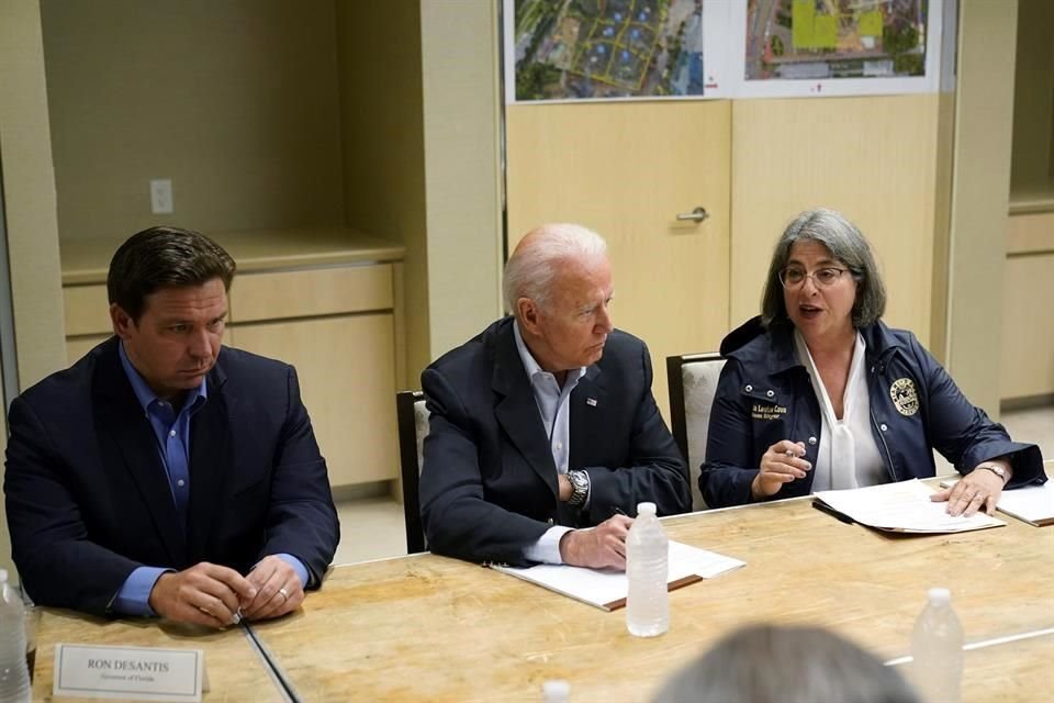 De izquierda a derecha el Gobernador de Florida Ron DeSantis, el Presidente Joe Biden y la Alcaldesa de Miami-Dade Daniella Levine Cava durante una reunión.